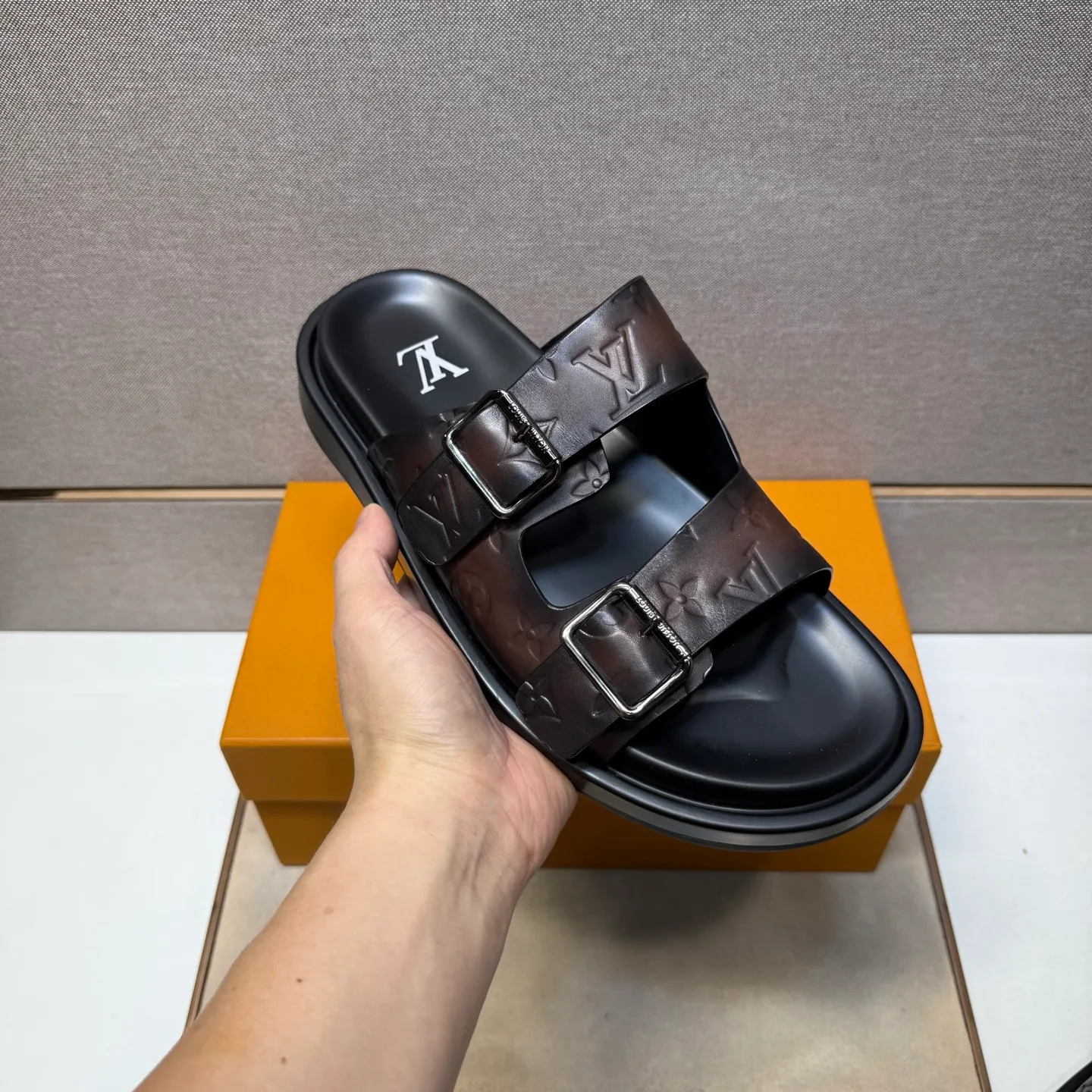 ⬛️Men's shoes 💰p400 [LV～] Men's casual slippers 2025z cabinet sales simultaneously 🔶Size: 39-44#️⃣ 🔷2 colors🔜The upper is made of cowhide stitching➕Genuine leather lining, comfortable and breathable, sole: original comfortable and wear-resistant outsole, ⚠️Real 📱Photographed🎬The real thing is better📢📢📢